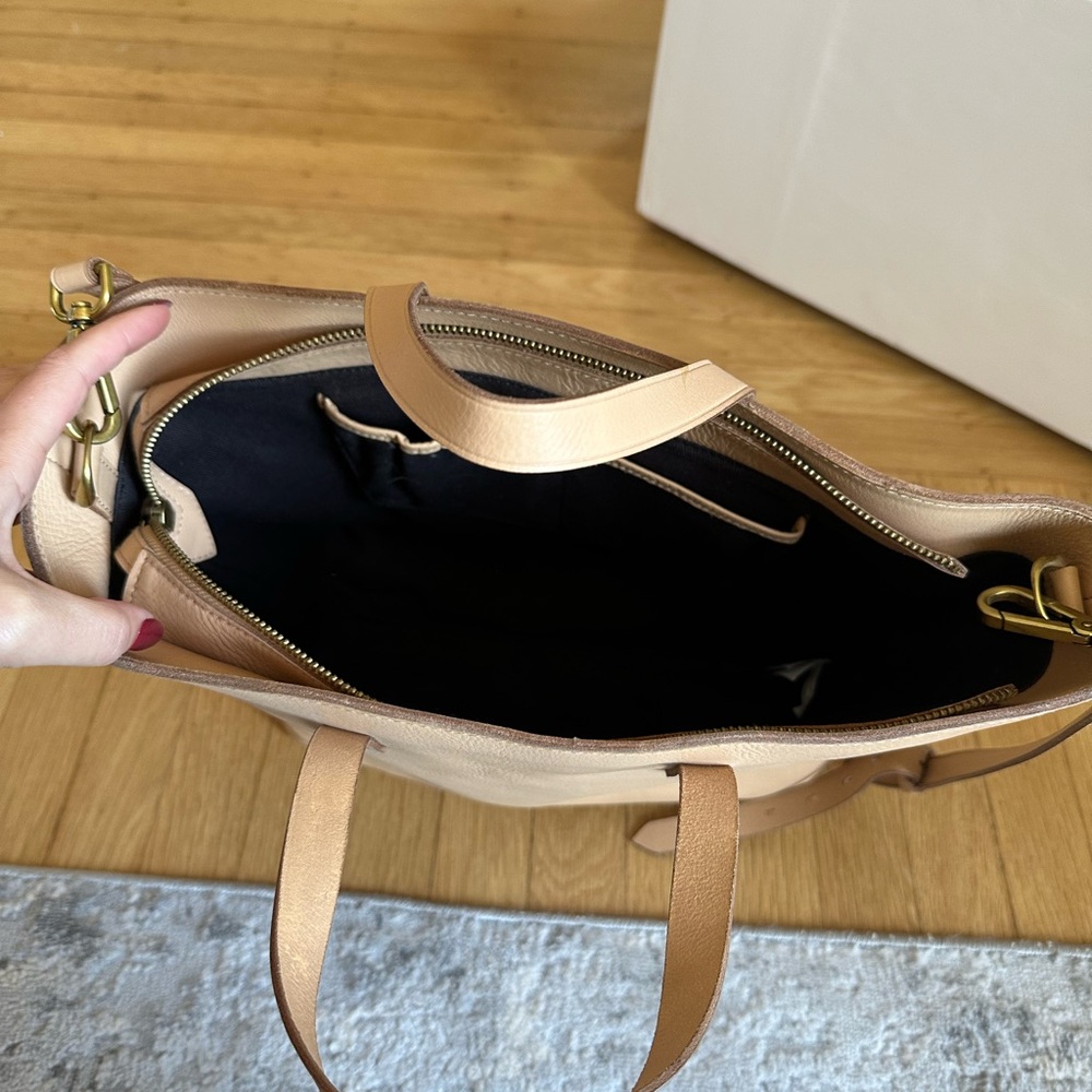 Elegant Tan Leather Tote Bag - Picture 3 of 5